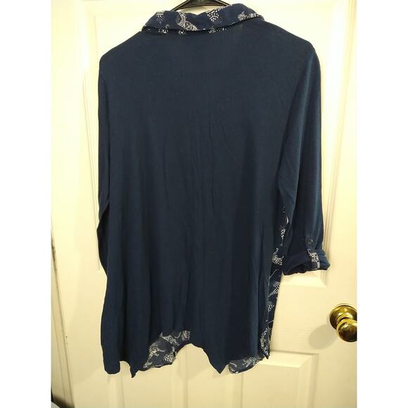Style & Co Woman M Blouse Collared V Neck Long Roll Tab Sleeve Blue White Animal - Picture 9 of 9